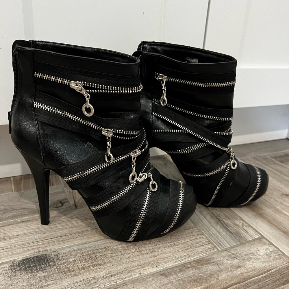 SZ 9 Black Zippered Dollhouse Booties
